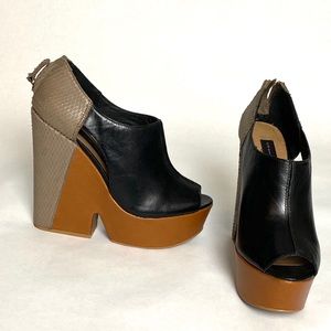 Steven by Steve Madden platform peekaboo wedge.